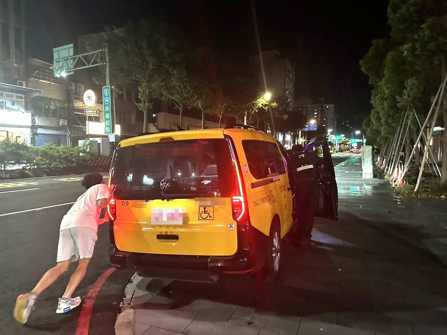 小黃深夜突拋錨卡路中 桃警合力推車助脫困 2307254 0