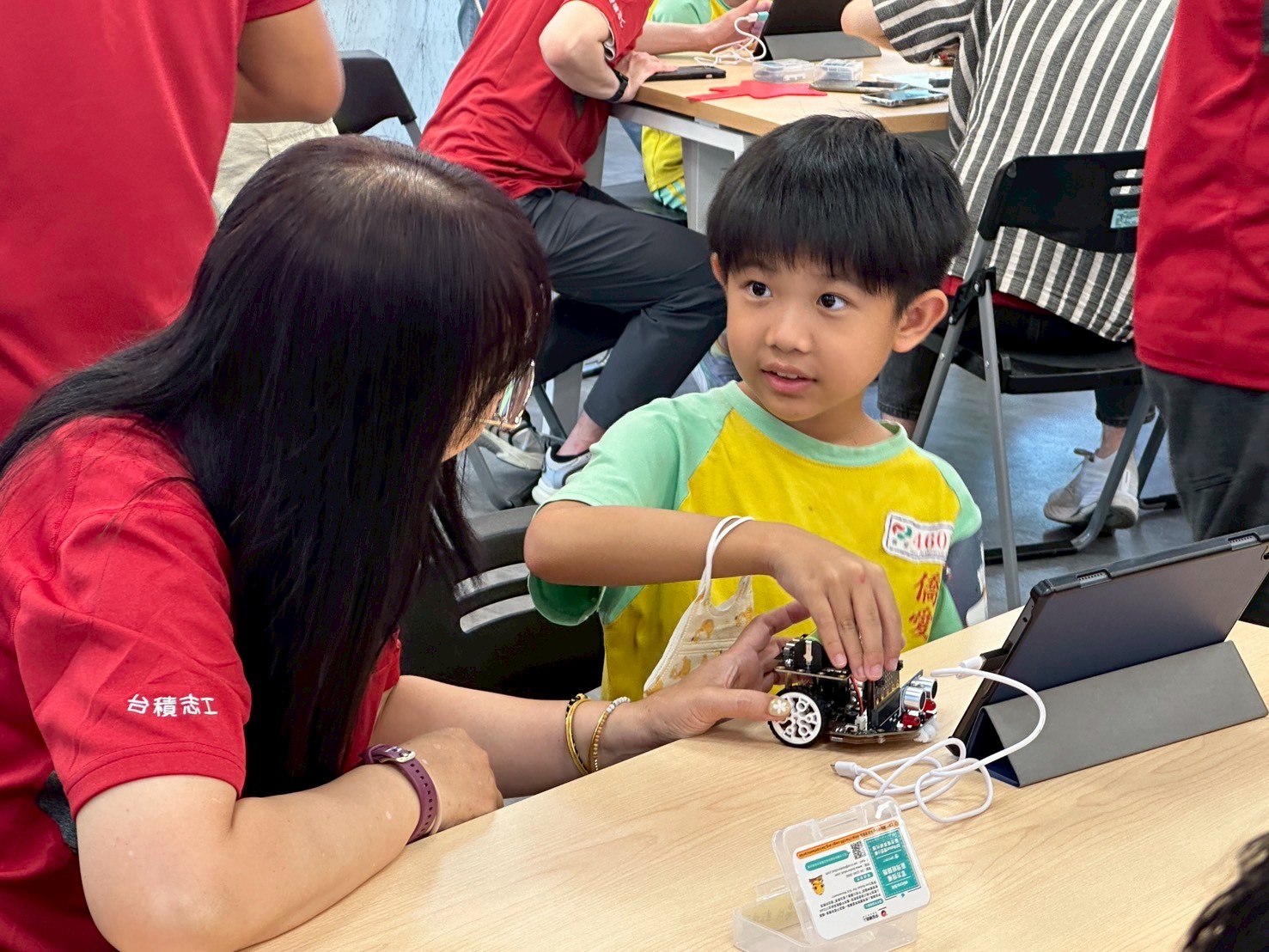 台積電IT科普營隊大溪僑愛國小登場 學童體驗寫程式獲得成就感 僑愛國小03 台積電 IT 志工引導學童操作 Microbit,孩子們專注投入學習程式邏輯 0 0