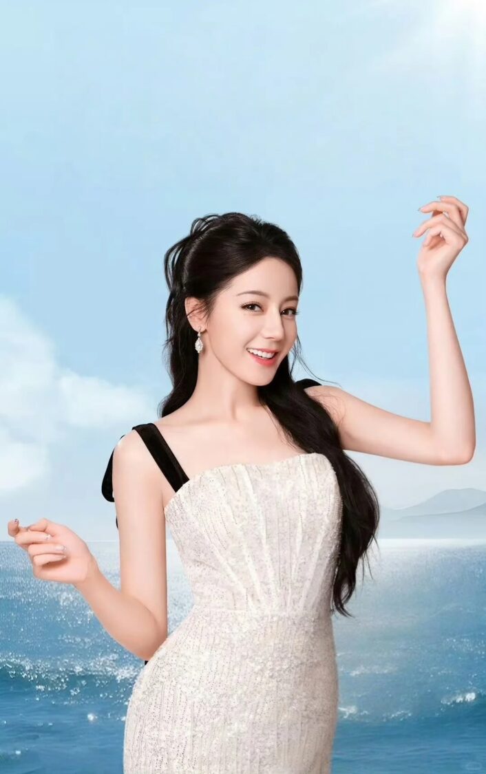 國際知名女星 Dilraba Dilmurat 迪麗熱巴，身著 LETOII ATELIER “ELUSIVE: That deal with God for our love”「隱愛」高級訂製系列重工珍珠短裙拍攝廣告大片，再度以靈動優雅的姿態驚豔亮相。（圖／LETOII ATELIER提供）