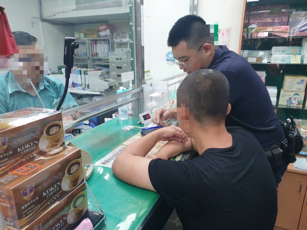 警方於現場關懷慰問。(圖/記者薛秀蓮 翻攝)