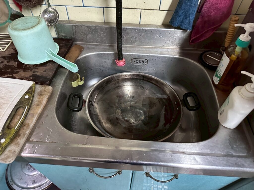 燒焦之鍋子。(圖/記者薛秀蓮 翻攝)