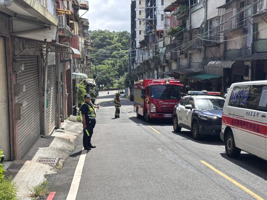 警方於現場維持秩序及引導交通。(圖/記者薛秀蓮 翻攝)