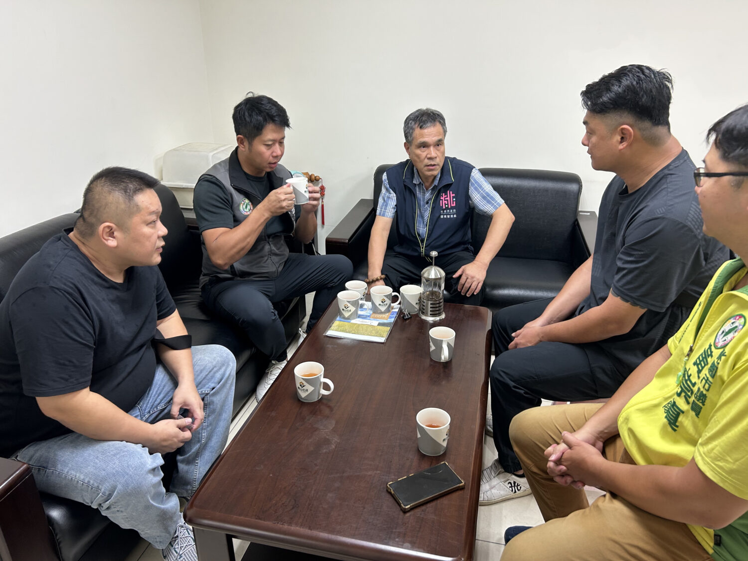 劉先生（左下）特別向許隊員（右上）感謝，並表示由於錢包中放有用於治療自身慢性病的藥物，能夠拾獲的意義相當重大。