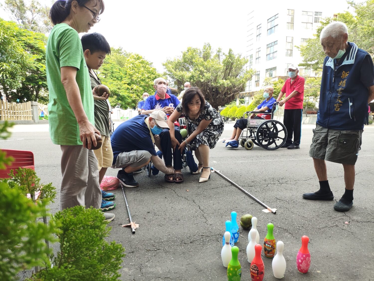 長輩們參與「保齡球大戰」等趣味闖關挑戰,在陪伴中動手也動心,現場笑聲不斷,活力與自信洋溢。(圖/記者黃溎芬翻攝)