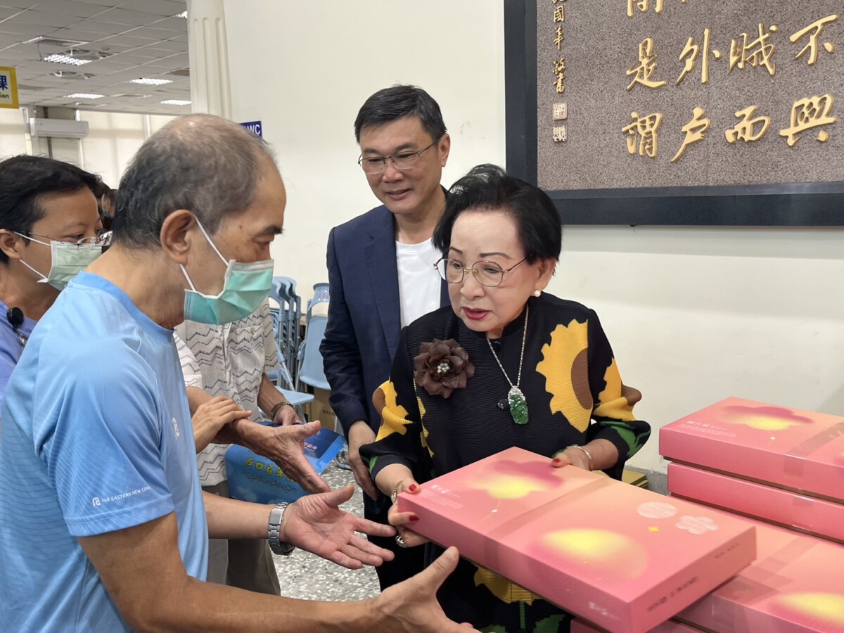 ▲鹿港鎮公所攜手秀和慈善事業基金會「中秋傳愛關懷獨居長者」活動。
