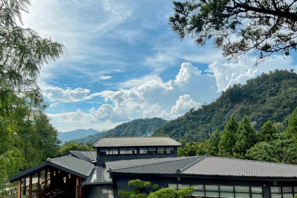 開門見山、離塵不離城 春水堂「春秋山林」9/23試營運 1 LINE ALBUM %E6%98%A5%E6%B0%B4%E5%A0%82%E6%89%93%E9%80%A0%E9%A4%90%E9%A3%B2%E7%94%9F%E6%B4%BB%E7%BE%8E%E5%AD%B8%E6%96%B0%E5%9C%B0%E6%A8%99%E3%80%8C%E6%98%A5%E7%A7%8B%E5%B1%B1%E6%9E%97%E3%80%8D 250923 4