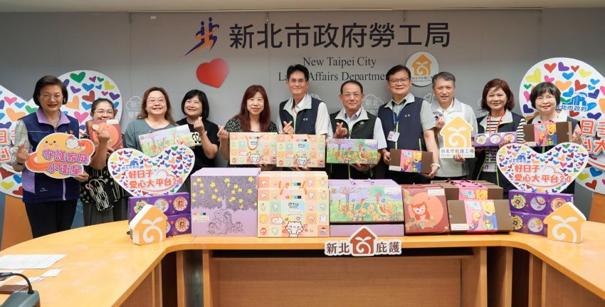 助小衛星兒少溫馨過節 台電北南區、西區、北區連四年認購庇護工場禮盒 1 《圖說》台灣電力公司北南區營業處號召北北區、北西區處及電力工會齊心響應好日子愛心大平台,共同認購庇護工場中秋禮盒,捐贈給新北市「小衛星」家戶,左一社會局長李美珍、右三 勞工局長陳瑞嘉、右一北西區處副處長梁國珍、右四北北區處駱毅副處長、右五北西區處徐進褔處長、右六北南區處林蒼喬處長。〈社會局提供〉