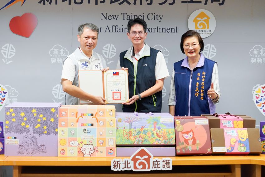 助小衛星兒少溫馨過節 台電北南區、西區、北區連四年認購庇護工場禮盒 2 《圖說》新北市勞工局長陳瑞嘉(左1)及社會局長李美珍(右1)頒贈感謝狀予台電北南區營業處長林蒼喬(中)。〈社會局提供〉