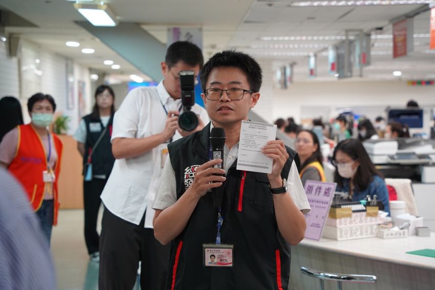 廉政透明廉潔治理 新北經發局榮獲法務部透明晶質獎 2 《圖說》透明晶質獎審核過程嚴謹,經由評核委員進行書面審查及實地評核。〈經發局提供〉
