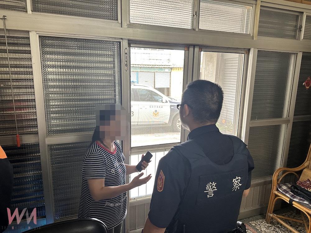 布袋派出所所長何維灝、警員李勍趕抵現場後,發現是典型的詐騙手法,即協助婦人封鎖對方來電,成功攔阻婦人遭詐。(圖/布袋分局提供)