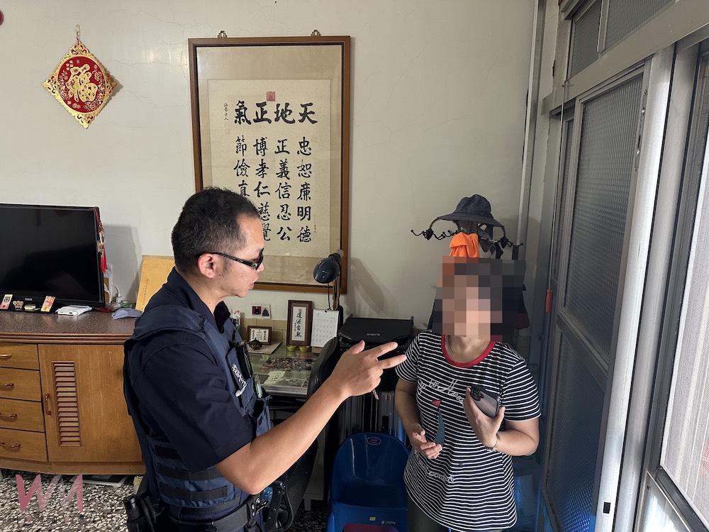 布袋派出所所長何維灝、警員李勍趕抵現場後,發現是典型的詐騙手法,即協助婦人封鎖對方來電,成功攔阻婦人遭詐。(圖/布袋分局提供)