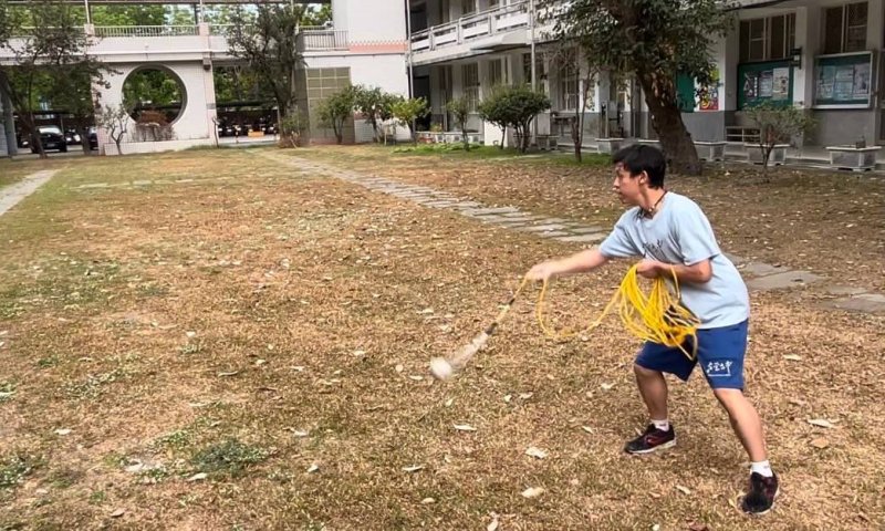 海軍蔡中士現場更示範投擲技巧,學生分組練習投擲與接應,彼此加油打氣。(左營高中提供) 海軍蔡中士現場更示範投擲技巧,學生分組練習投擲與接應,彼此加油打氣。(左營高中提供)