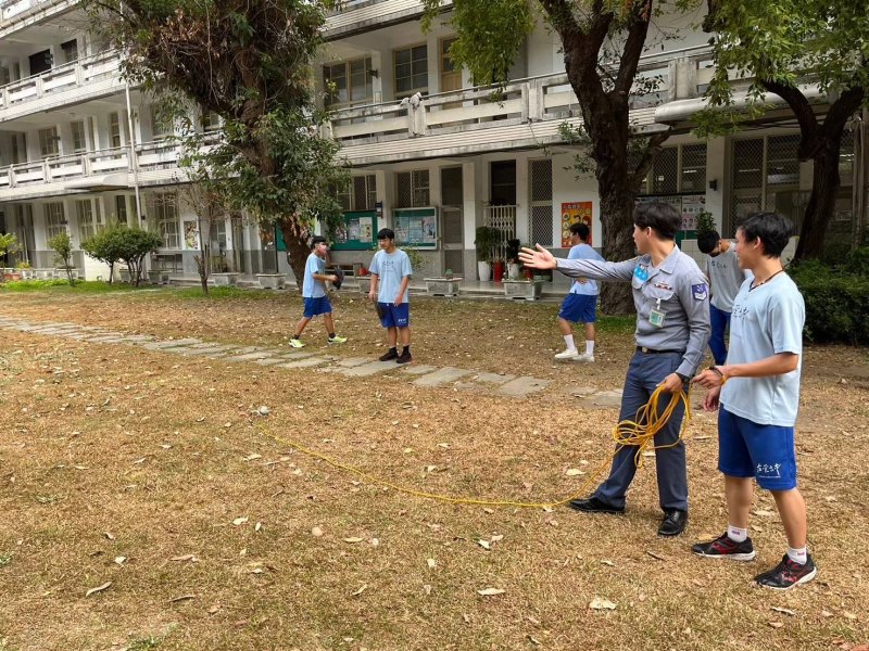海軍蔡中士現場更示範投擲技巧,學生分組練習投擲與接應,彼此加油打氣。(左營高中提供) 海軍蔡中士現場更示範投擲技巧,學生分組練習投擲與接應,彼此加油打氣。(左營高中提供)