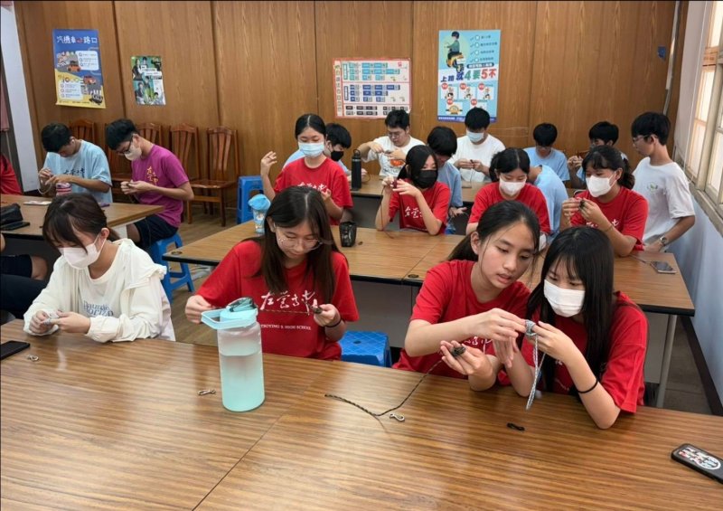 學生們細心操作,用半結連織的手法將傘繩變化為撇纜繩球。傘繩可反覆拆解再利用,不僅能做成鑰匙圈或吊飾,更兼具環保與時尚。(左營高中提供) 學生們細心操作,用半結連織的手法將傘繩變化為撇纜繩球。傘繩可反覆拆解再利用,不僅能做成鑰匙圈或吊飾,更兼具環保與時尚。(左營高中提供)