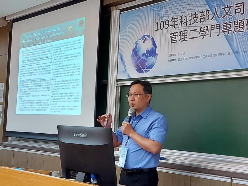 梁榮達老師深耕農村與有機食品消費議題,為農民開拓出路。(高餐大提供) 梁榮達老師深耕農村與有機食品消費議題,為農民開拓出路。(高餐大提供)