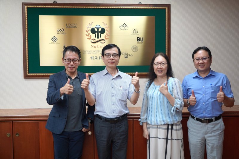 陳國泰代理校長對三位師長獲得殊榮大讚高餐之光。由左至右:徐立偉老師、陳國泰代理校長、梁靜文老師、梁榮達老師。(高餐大提供) 陳國泰代理校長對三位師長獲得殊榮大讚高餐之光。由左至右:徐立偉老師、陳國泰代理校長、梁靜文老師、梁榮達老師。(高餐大提供)