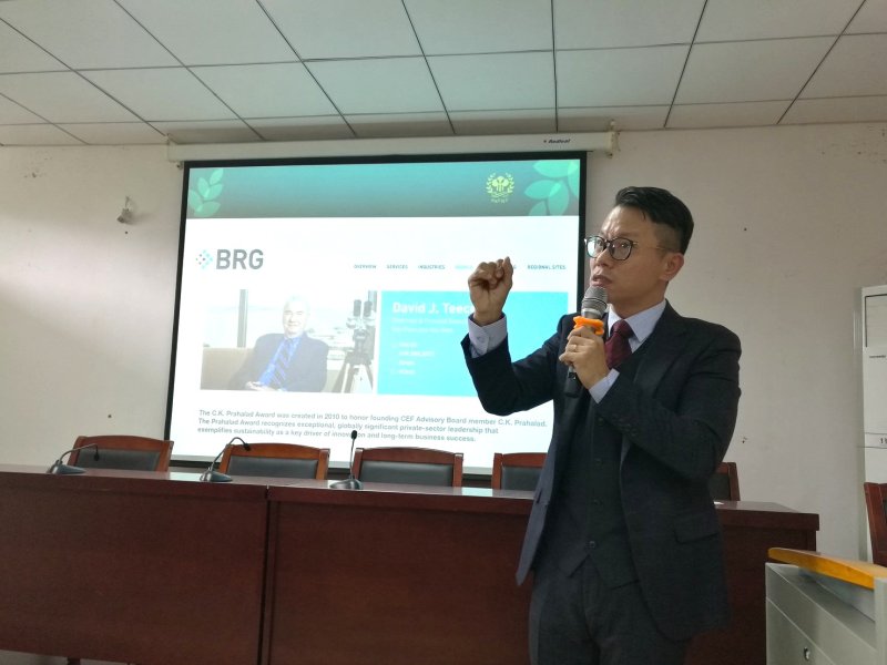徐立偉老師擅長以大數據來分析觀光旅遊,讓業者有所依據規劃。(高餐大提供) 徐立偉老師擅長以大數據來分析觀光旅遊,讓業者有所依據規劃。(高餐大提供)