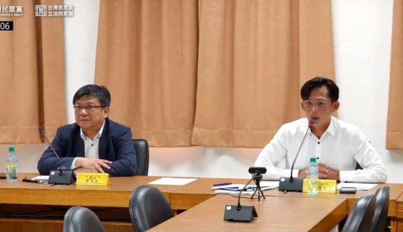 黃國昌(右)聽取台電董事長曾文生(左)率幹部的報告。 黃國昌(右)聽取台電董事長曾文生(左)率幹部的報告。