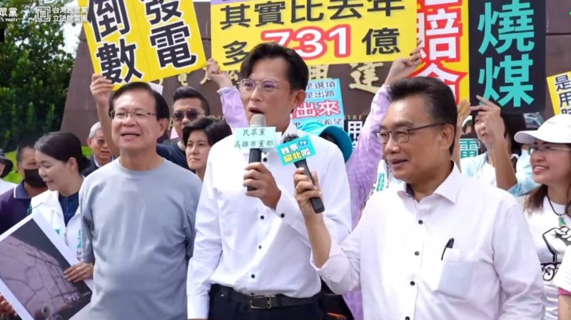 黃國昌批評,事故調查報告依法應由高雄市政府消防局主導,但卻由台電「自己查自己」,形同球員兼裁判,毫無公信力。 黃國昌批評,事故調查報告依法應由高雄市政府消防局主導,但卻由台電「自己查自己」,形同球員兼裁判,毫無公信力。