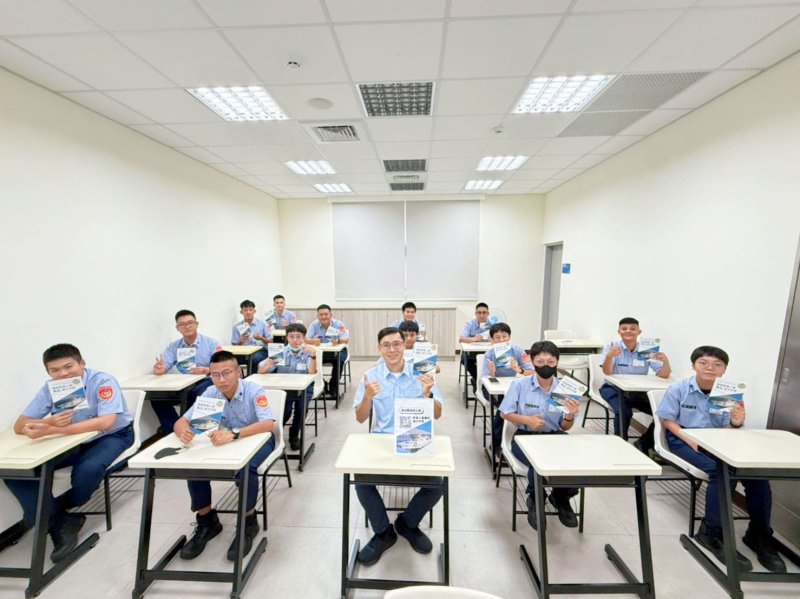 海巡署南部分署彙編完成《海巡新進人員廉政指引手冊》,讓剛入營的新血能立即熟悉海巡工作的規範要求。(海巡署提供) 海巡署南部分署彙編完成《海巡新進人員廉政指引手冊》,讓剛入營的新血能立即熟悉海巡工作的規範要求。(海巡署提供)