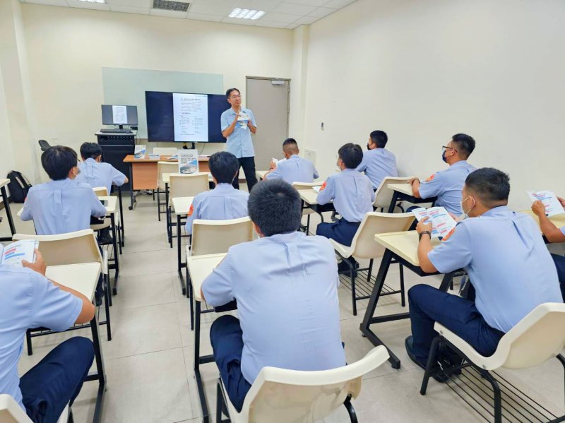 海巡署南部分署彙編完成《海巡新進人員廉政指引手冊》,讓剛入營的新血能立即熟悉海巡工作的規範要求。(海巡署提供) 海巡署南部分署彙編完成《海巡新進人員廉政指引手冊》,讓剛入營的新血能立即熟悉海巡工作的規範要求。(海巡署提供)