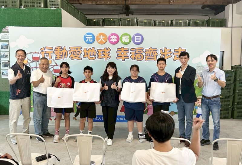 教育局張紋誠專委、元大文教基金會鍾秀玲執行長與邱榮豐副執行長,以及上平國小校長陳榮彬共同致詞揭幕。 教育局張紋誠專委、元大文教基金會鍾秀玲執行長與邱榮豐副執行長,以及上平國小校長陳榮彬共同致詞揭幕。