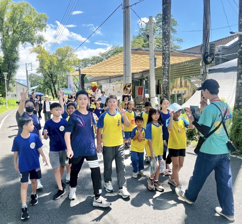 高雄市上平國小與屏東縣霧臺國小學童走訪旗山的「東九道之驛—旗糖農創園區」。 高雄市上平國小與屏東縣霧臺國小學童走訪旗山的「東九道之驛—旗糖農創園區」。