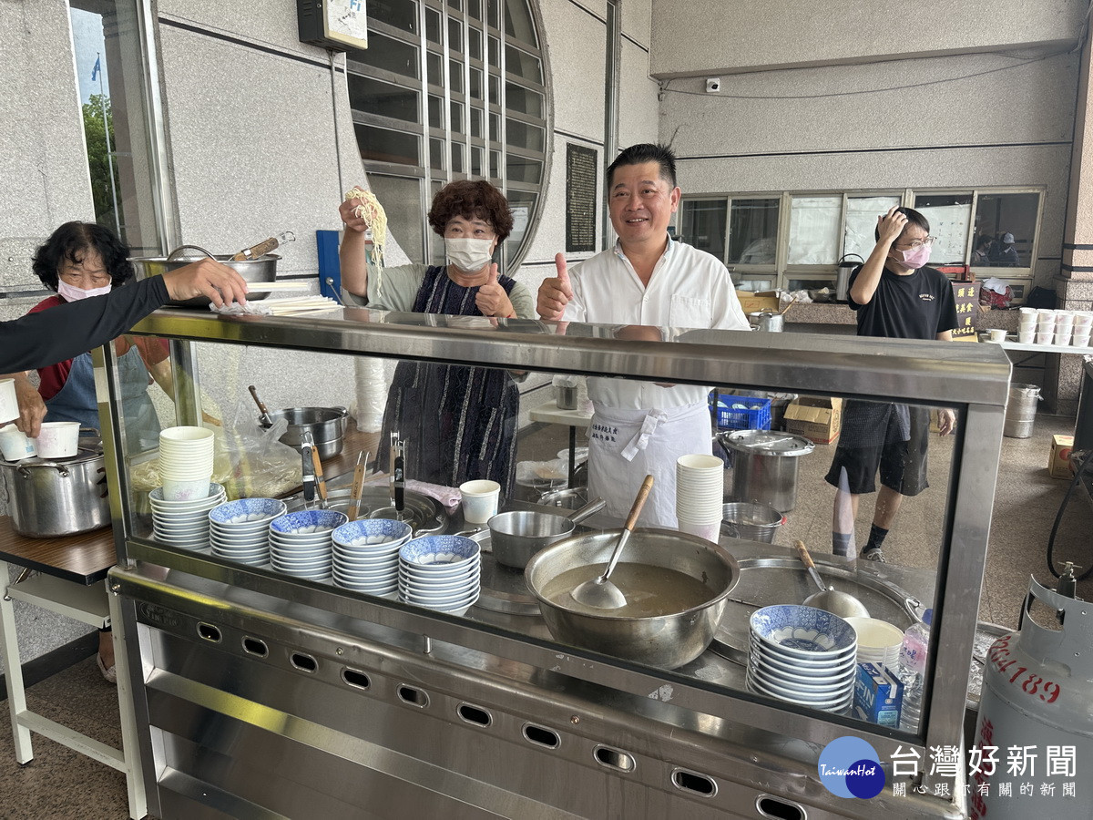許福能率團隊全程供應肉圓意麵。（記者扶小萍攝）
