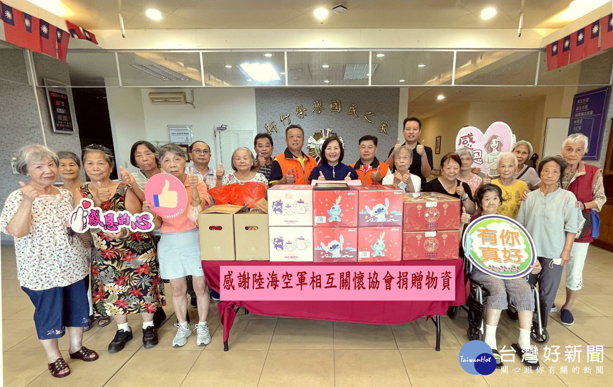 白恩惠主任(中)率住民們感謝協會捐贈愛心物資。