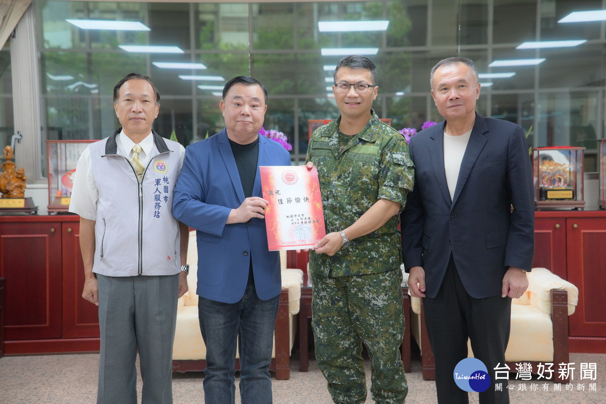桃園市議會議長邱奕勝、副議長李曉鐘於秋節勞軍活動中,致贈受贈單位加菜金。。<br /><br />