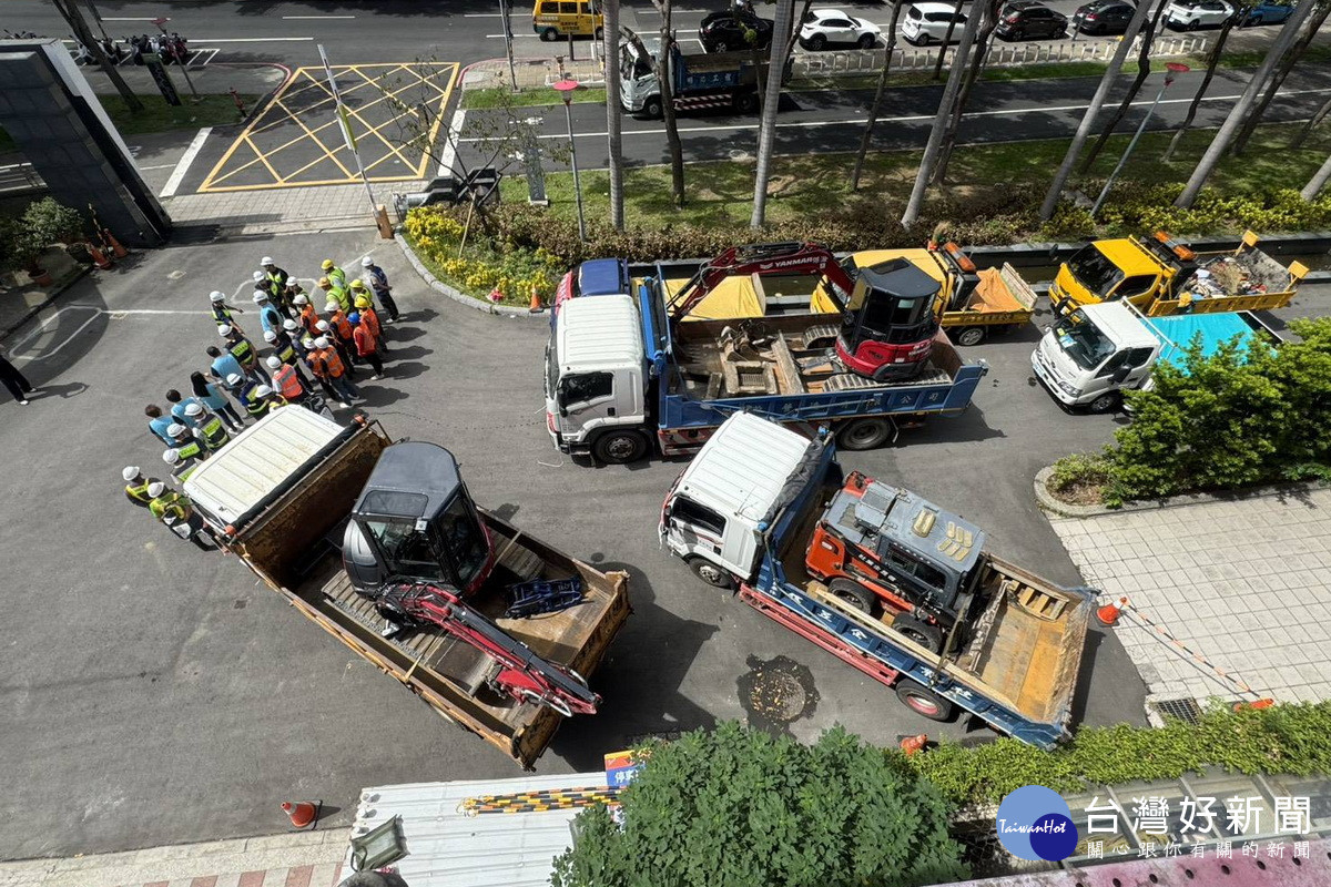 針對花蓮馬太鞍溪堰塞湖潰堤重創光復鄉,桃園市政府於第一時間集結人員機具前往花蓮協助救災。