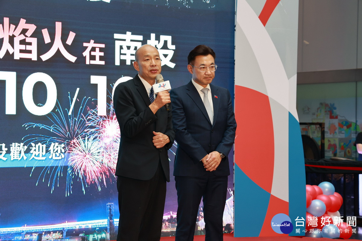 韓院長偕江副院長等歡迎大眾參與國慶晚會與焰火活動。(縣府提供)
