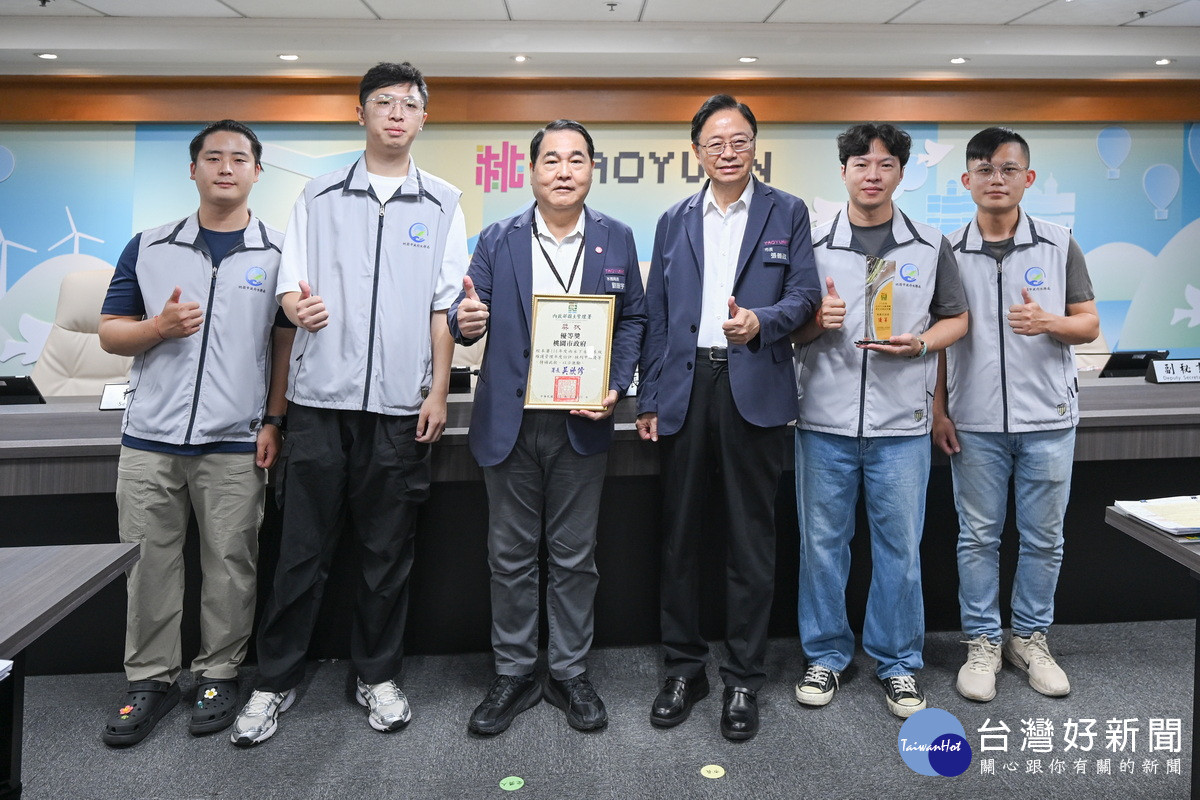 桃園市長張善政接受水務局呈獻「內政部國土管理署評核」績優獎項。