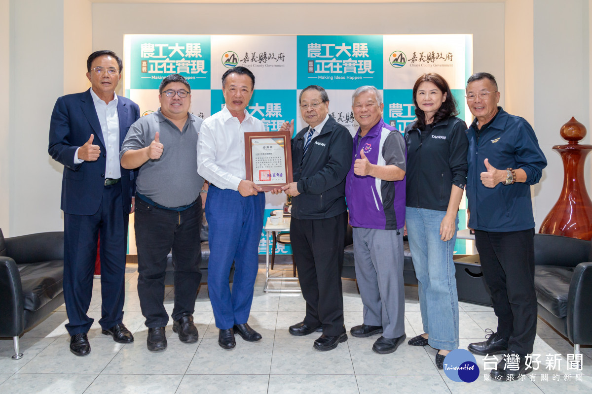丹娜絲颱風及0728西南氣流豪雨重創嘉義縣,小英之友會全國總會長顏志發今24日捐贈縣府69萬1000元用於重建工作/嘉縣府提供