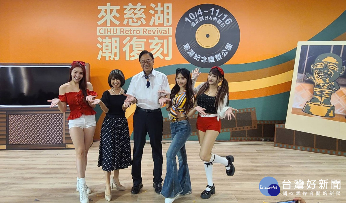 張市長和SWEETY舞團成員合照。