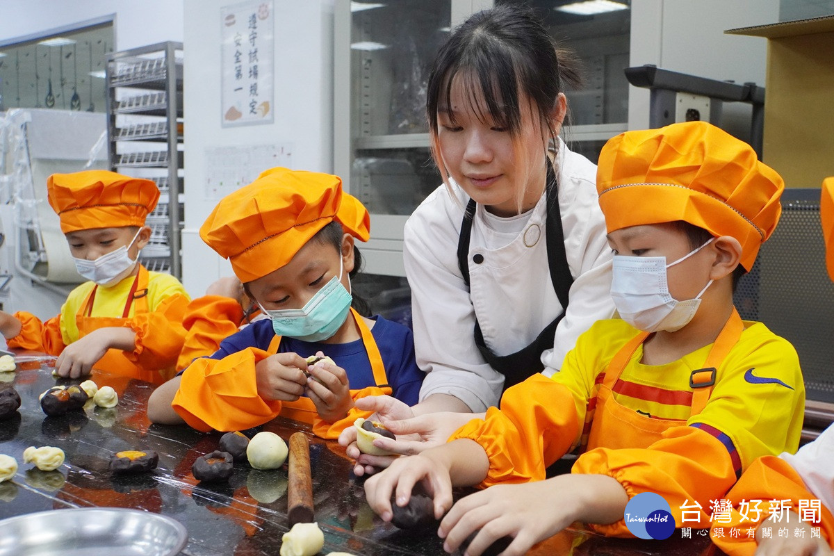 大葉舉辦中秋月餅製作體驗 帶領小朋友開心體驗蛋黃酥製作