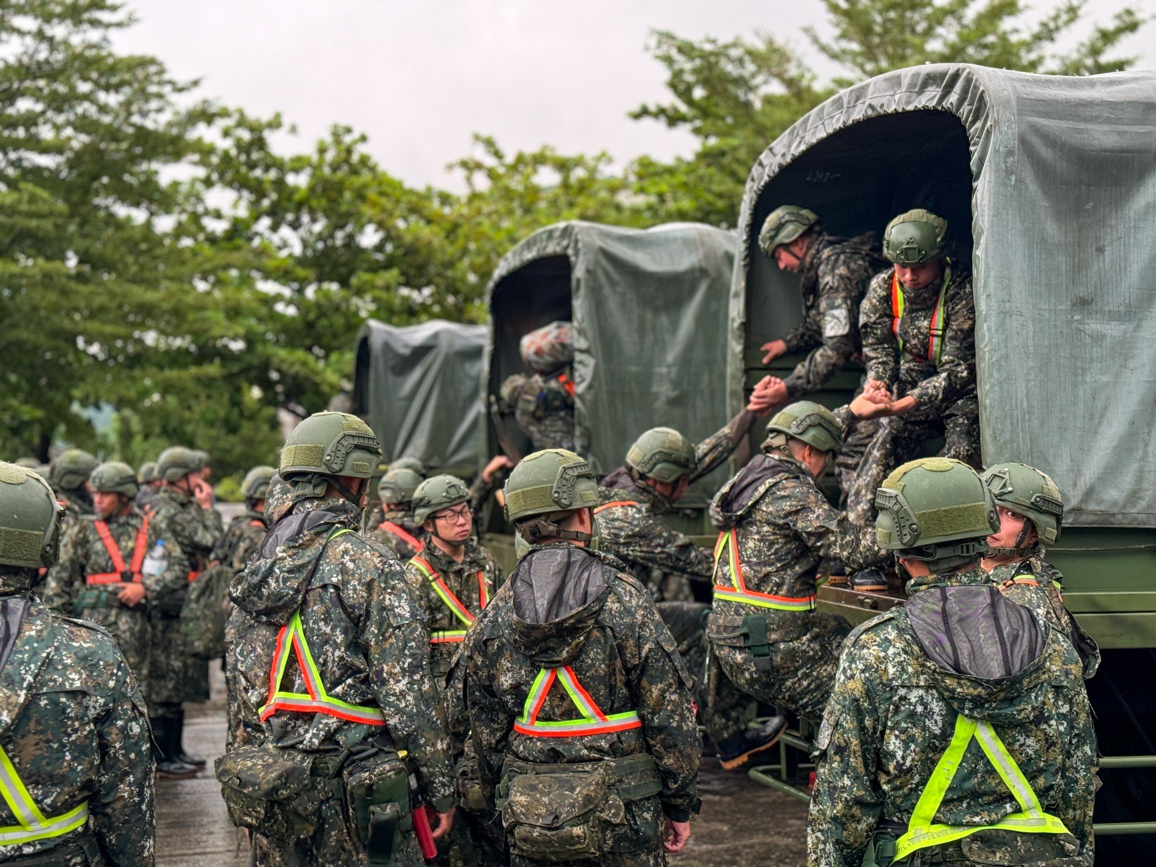 國軍今投入人員機具協助花蓮災後復原。國防部提供
