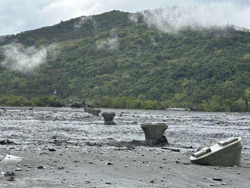 花蓮馬太鞍溪堰塞湖溢流,洪水沖斷馬太鞍溪橋,交通部長陳世凱24日視察表示,要求公路局在10月15日前做涵管便橋,明年春節前完成鋼便橋,明年底完成單線永久橋梁建構。 中央社