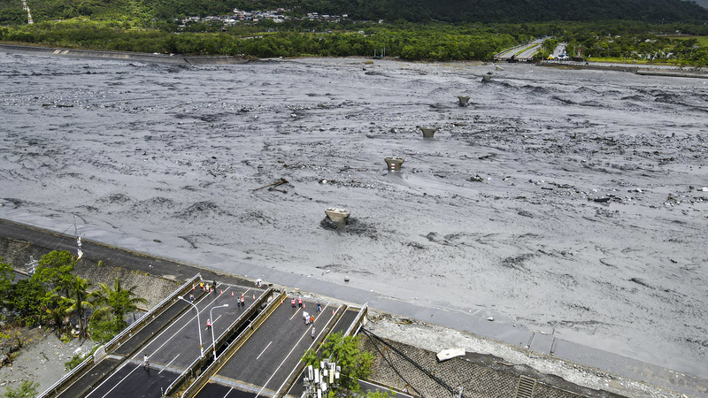 花蓮縣馬太鞍溪堰塞湖溢堤,大量洪水沖斷馬太鞍溪橋,光復鄉24日上午有間歇陣雨,斷橋處泥水滾滾。中央社
