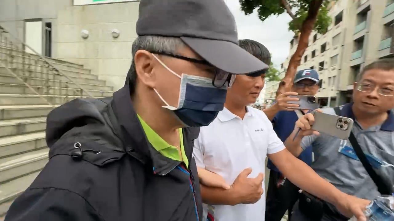 台鹽前董座陳啓昱(戴帽者)被控掏空台鹽綠能近4億元,羈押10個月後獲得交保。讀者提供
