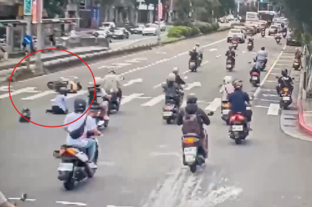 民權東路驚險一摔!女騎士變換車道急煞翻倒 全程監視器曝光