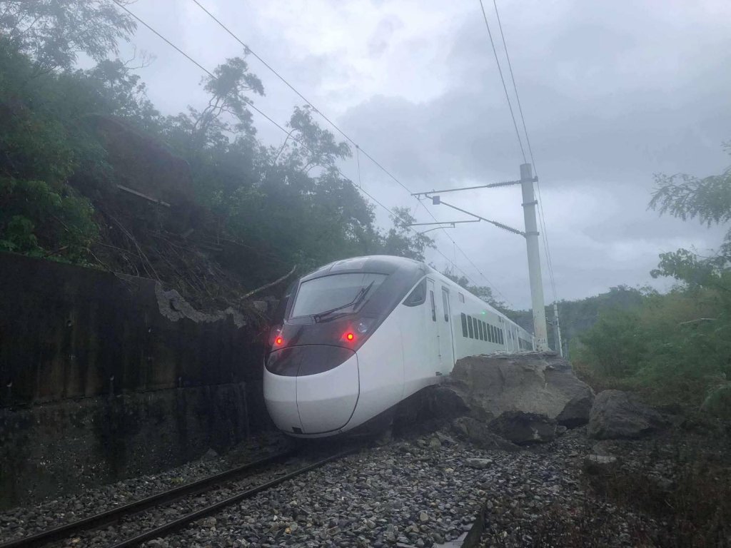快訊／台鐵傳「碰撞落石」！車輛疑出軌　山里=鹿野雙向不通