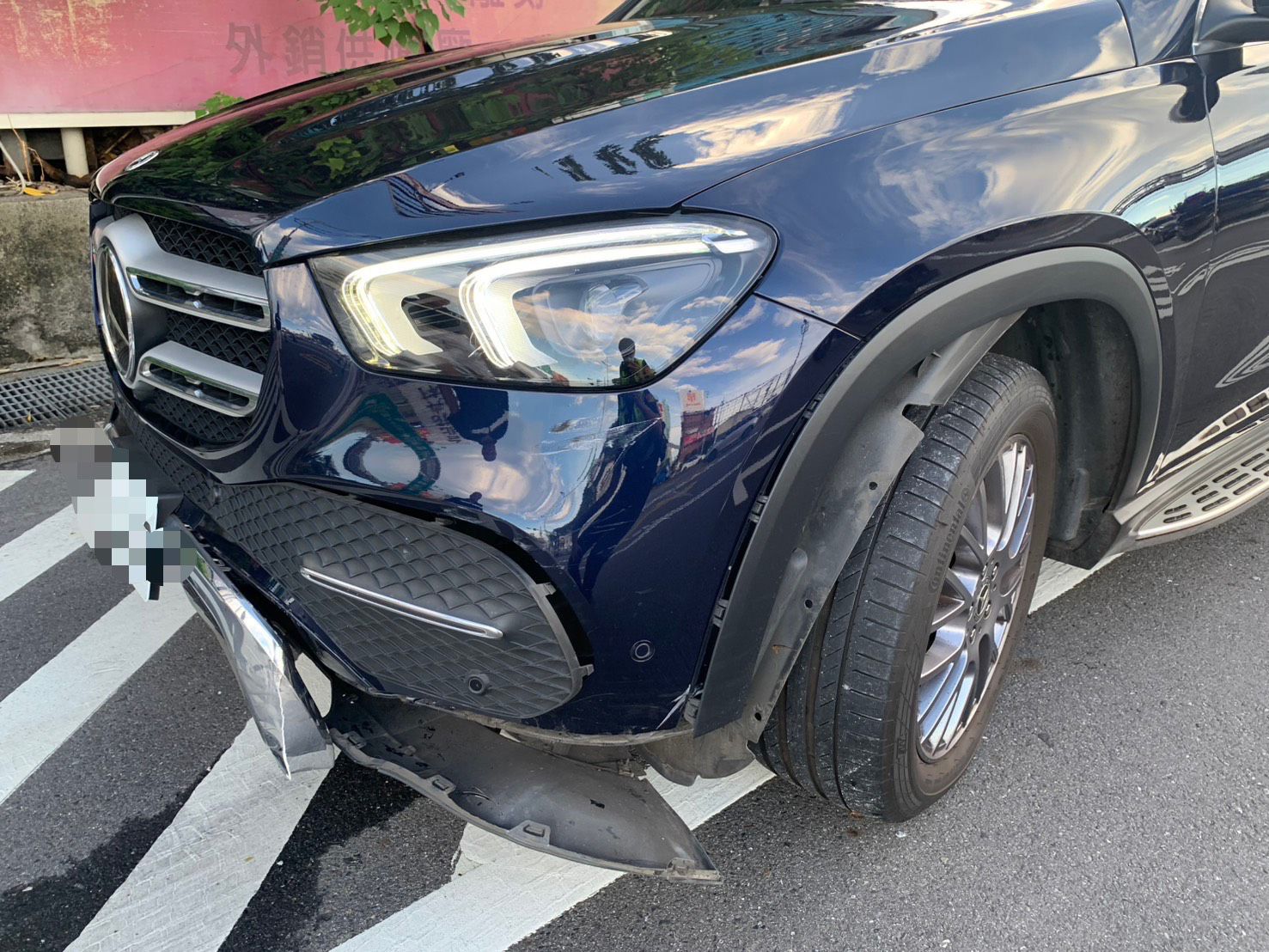 ▲黃翁駕駛的賓士休旅車。