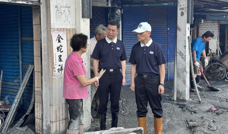 可能是 4 個人和顯示的文字是「金 蛇 祥 ኢህጵ 星」的圖像