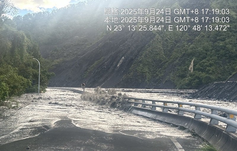 台20線復興路段因荖濃溪水漲溢淹至路面 道路阻斷封閉