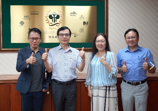 ▲陳國泰代理校長對三位師長獲得殊榮大讚高餐之光(由左至右:徐立偉老師、陳國泰代理校長、梁靜文老師、梁榮達老師)(記者 李堂安 翻攝)