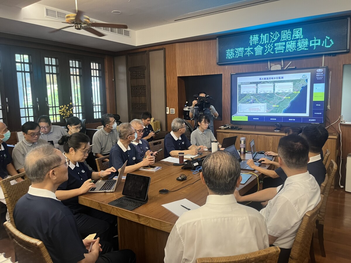 ▲花蓮馬太鞍溪上游堰塞湖23日溢流,24日靜思精舍召開災害應變中心會報(記者 李堂安 翻攝)