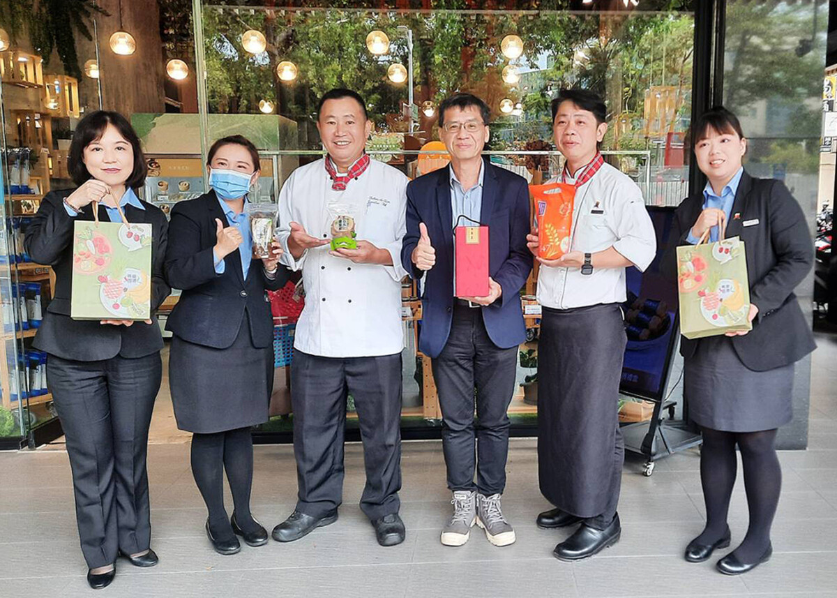 ▲高雄市農業局副局長高鎮遠(左四)日前率團隊前往高雄翰品酒店，介紹一系列特色農漁產品。（圖/高雄翰品酒店提供）