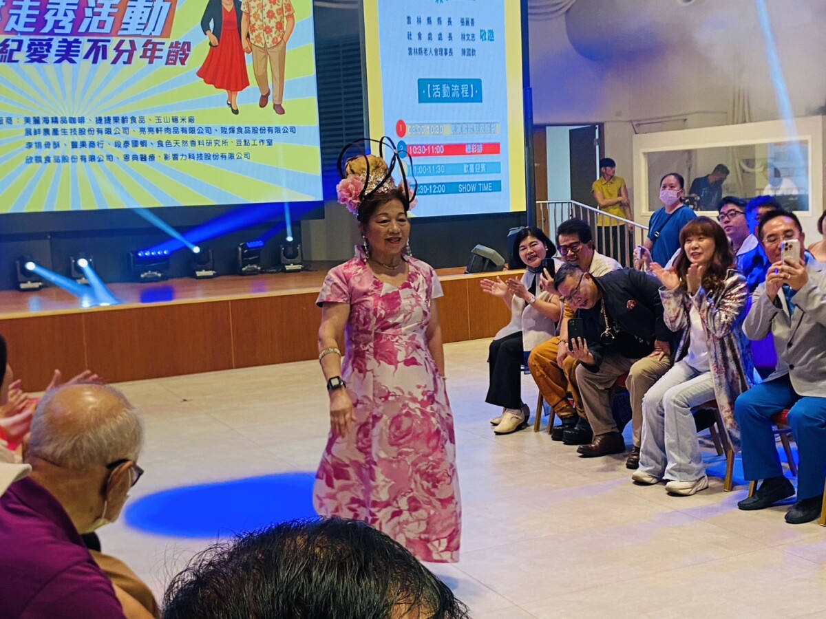 ▲張麗善縣長表示,雲縣府近年積極推動「雲林縣愛老總綱領」,針對食、衣、住、行、醫、養、友、心、樂、學十大面向提供服務。此次活動就融合了「衣」、「樂」、「學」三大層面。(記者陳雅琪攝)