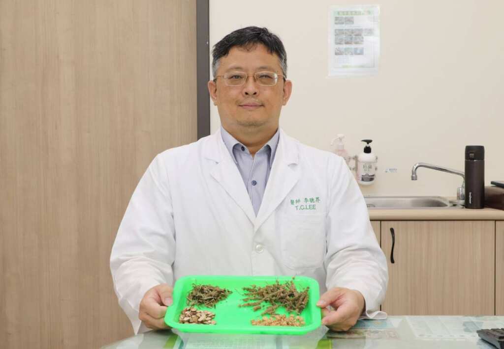 ▲李聰界主任強調,中醫治療汗皰疹依不同類型病人施治,建議應耐心配合專業中醫師治療以得到改善效果。(大里仁愛醫院提供)